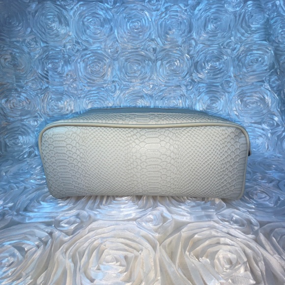 Five-Piece Hair Styling Kit including a Revlon Dual-Zip Toiletry Case - Picture 3 of 15